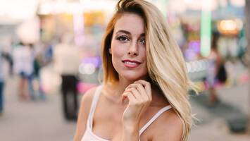 photo of woman with deep side part hairstyle hairstyles for greasy hair