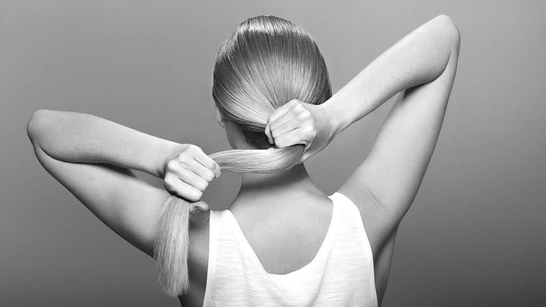 long hair woman using kerastase extensioniste