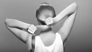 long hair woman using kerastase extensioniste
