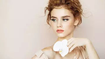 photo of woman with strawberry blonde hair