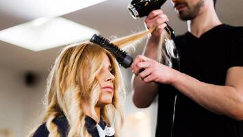 How Much To Tip Your Hairdresser: Tipping 101 | Hair.com By L'Oréal