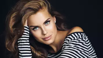 Woman with fine brunette hair middle parted