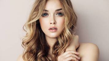 photo of woman with cream soda hair color