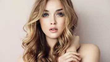 photo of woman with cream soda hair color