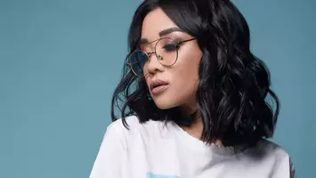 photo of woman with thick hair and short bob hairstyle
