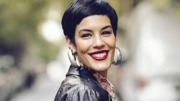 photo of woman with short black hair how to maintain black hair color