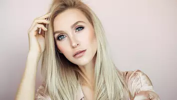blonde woman with straight hair