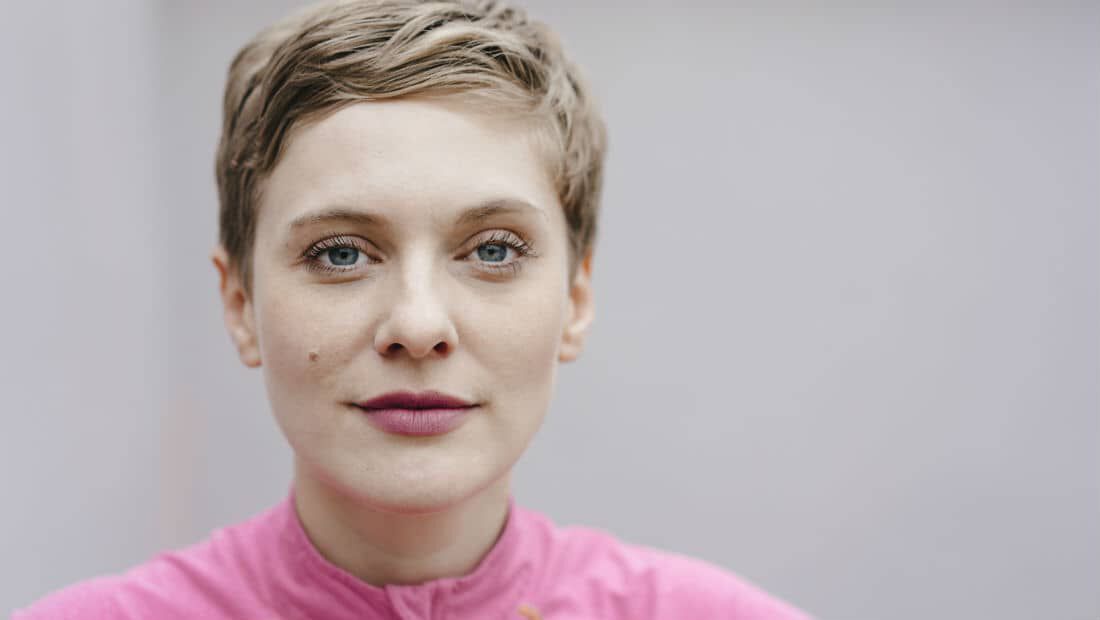 woman with pixie hairstyle to look younger