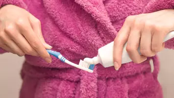 can toothpaste lighten hair