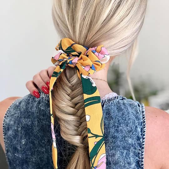 blonde with loose side braid hairstyle for work