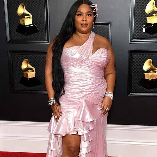 artist and award presenter Lizzo stuns the red carpet
